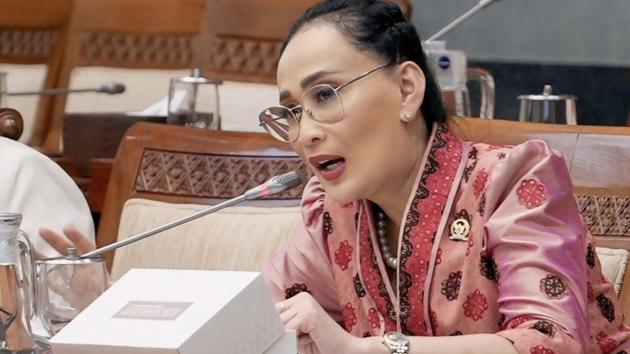 Pembongkaran pagar laut di Tangerang oleh TNI AL atas arahan Presiden menimbulkan pro-kontra, dengan DPR mendukung langkah tersebut sebagai solusi konkret namun tetap menekankan pentingnya kajian lingkungan.