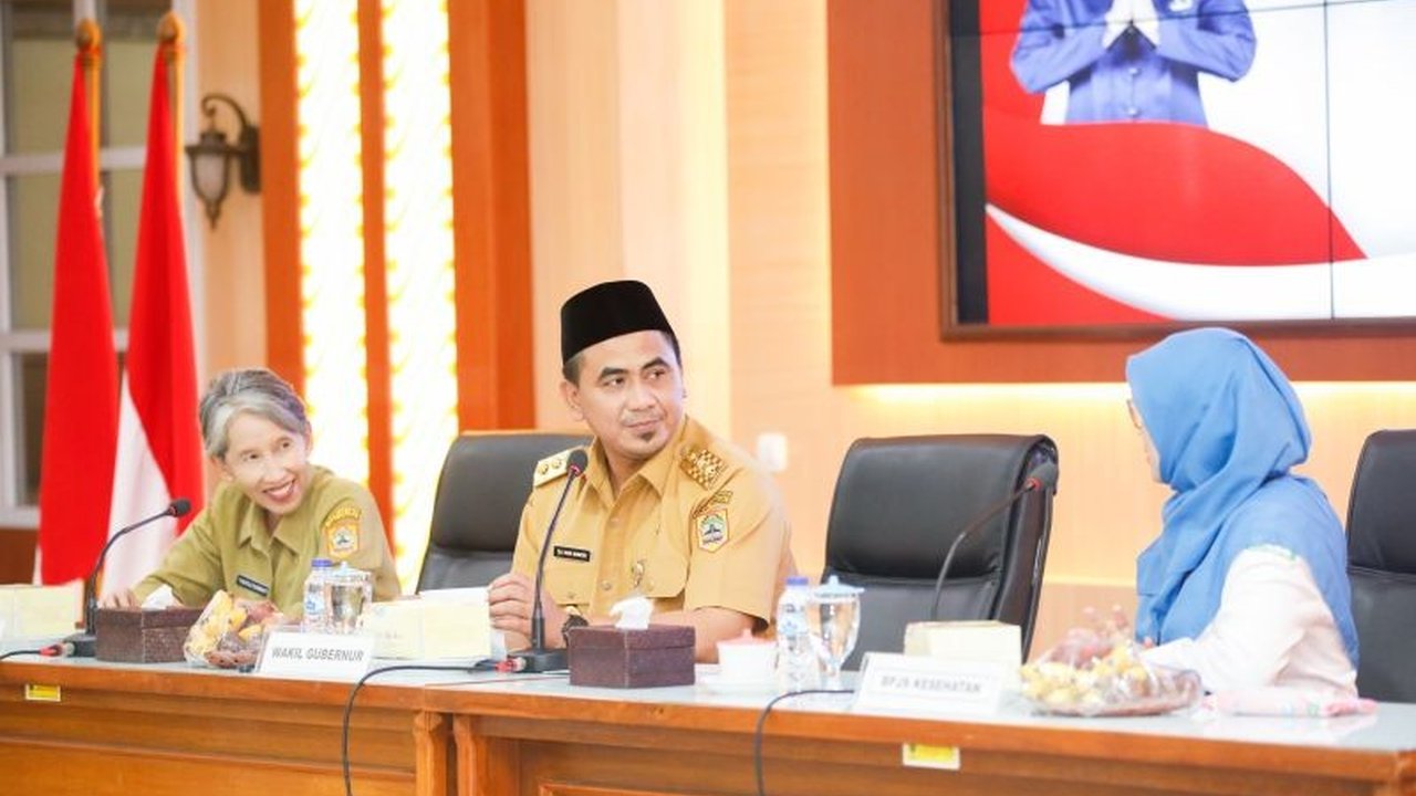 Wakil Gubernur Jawa Tengah menargetkan terwujudnya Pelayanan Kesehatan Paripurna pada 2025, memastikan seluruh warga miskin mendapatkan asuransi kesehatan gratis.