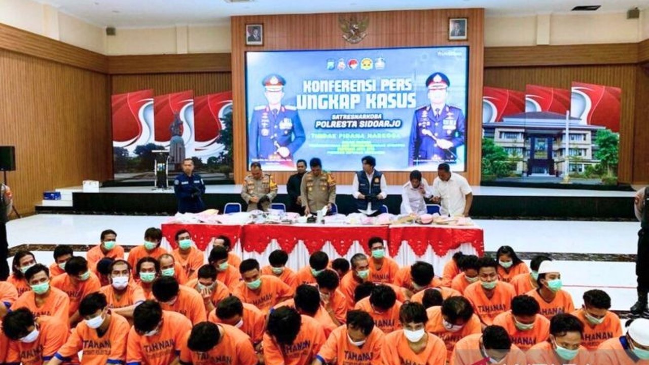 Polresta Sidoarjo berhasil mengungkap 110 kasus narkoba dengan 134 tersangka dan mengamankan barang bukti senilai miliaran rupiah, menyelamatkan puluhan ribu jiwa dari bahaya narkoba.