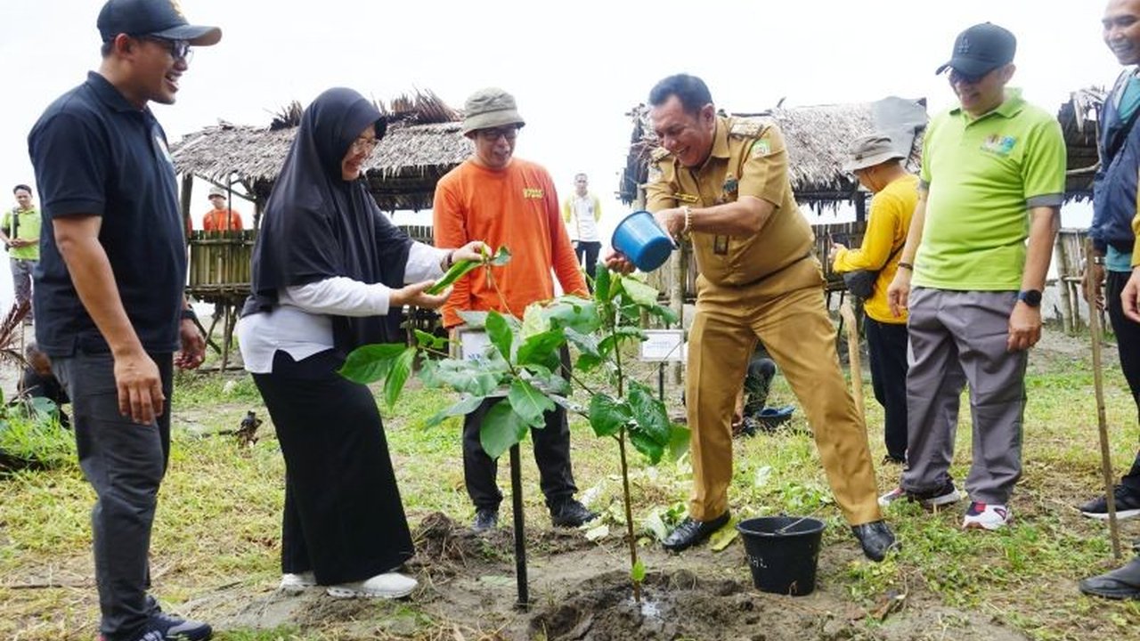 Pemerintah Provinsi Bengkulu menekankan pentingnya mitigasi perubahan iklim melalui kolaborasi dan penanaman 2.500 pohon dalam rangka Hari Bakti Rimbawan ke-42.