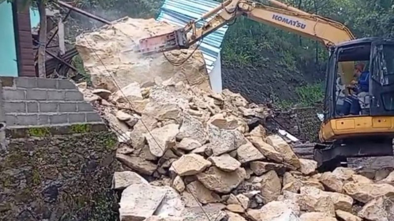 BPBD Ponorogo bekerja keras membersihkan batu besar seberat belasan ton yang menimpa rumah warga di Desa Ngilo Ilo, Kecamatan Slahung, sekaligus mencegah longsor susulan dan memanfaatkan material untuk pembangunan plengsengan.