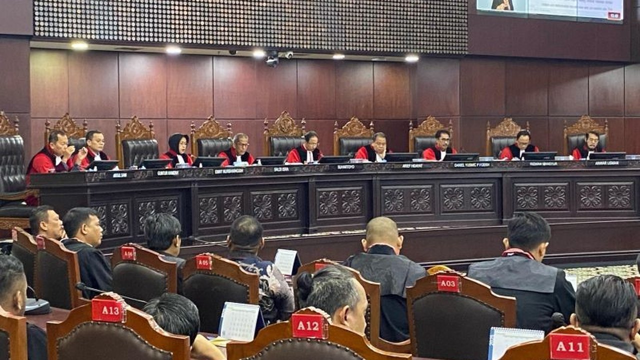 Mahkamah Konstitusi (MK) mendiskualifikasi Yermias Bisai dari Pilkada Papua 2024 karena ketidaksesuaian alamat domisili dalam suket, mengakibatkan Pemungutan Suara Ulang (PSU).