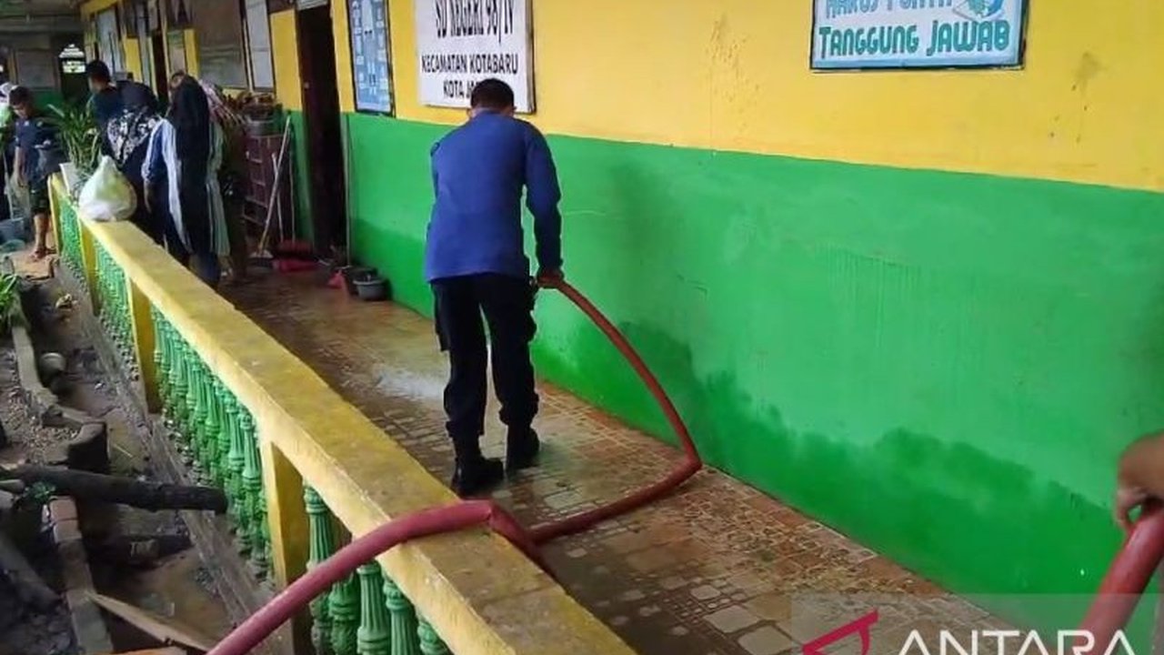 Damkar Kota Jambi Bersihkan Lumpur Pascabanjir di SDN 98, Pemkot Cari Solusi Drainase