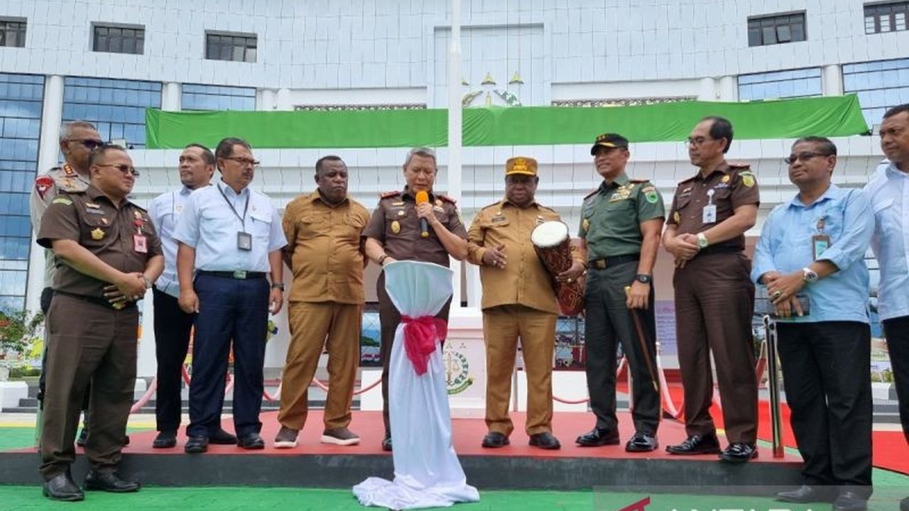 Kejaksaan Tinggi Papua Barat resmikan gedung baru senilai Rp117 miliar, berkomitmen tingkatkan kualitas layanan hukum bagi masyarakat Papua Barat dengan fasilitas modern dan pelayanan prima.