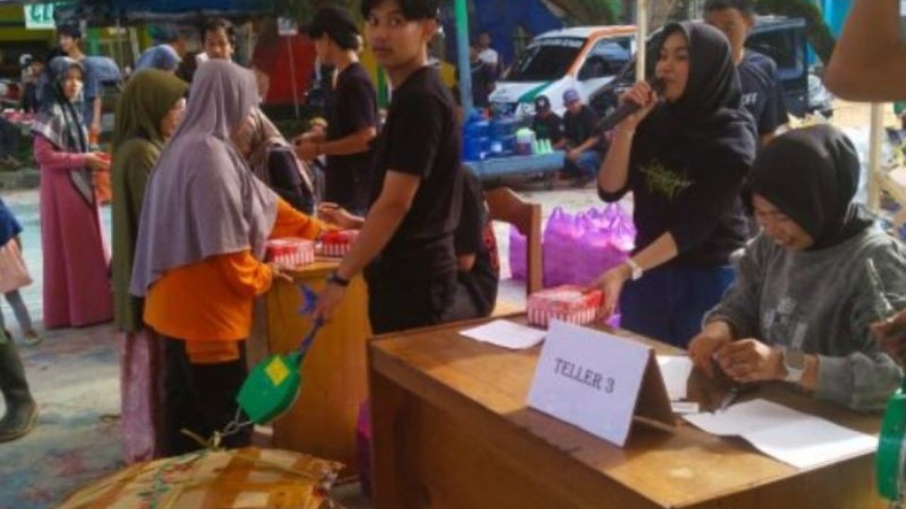 Pemerintah Kabupaten Tanah Bumbu, Kalimantan Selatan, meluncurkan berbagai program untuk mengatasi masalah sampah, termasuk edukasi pengelolaan sampah dan program Sekolah Adiwiyata.
