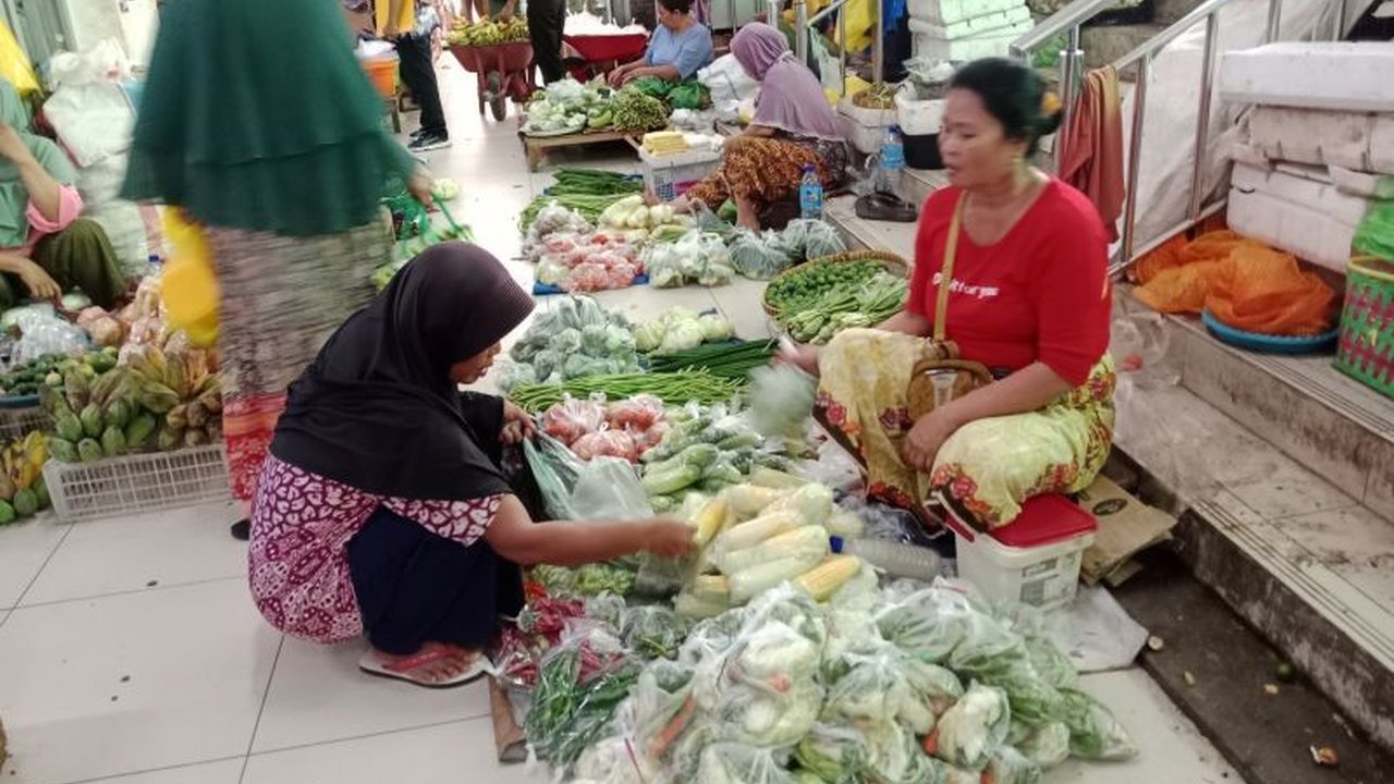 Pemkab Lombok Timur mengalokasikan dana Rp40 miliar untuk program paket sembako guna menekan inflasi menjelang Ramadhan 2025, dengan pengawasan ketat dari aparat penegak hukum.
