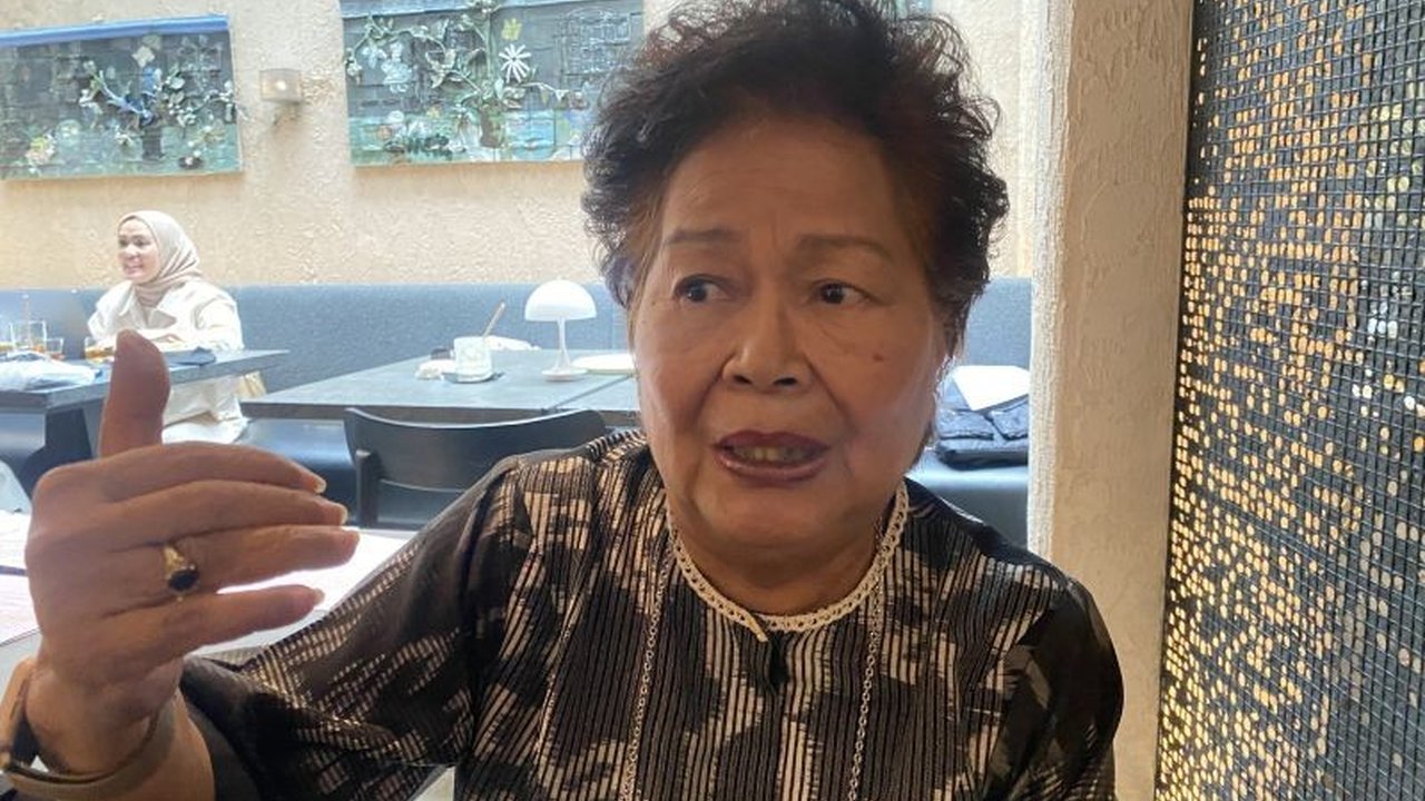 Cita Tenun Indonesia (CTI) mengajak desainer untuk menghargai kain tenun dalam produk fesyen, melihat proses pembuatannya yang rumit dan kerja keras pengrajin, serta potensi ekonomi kreatifnya.