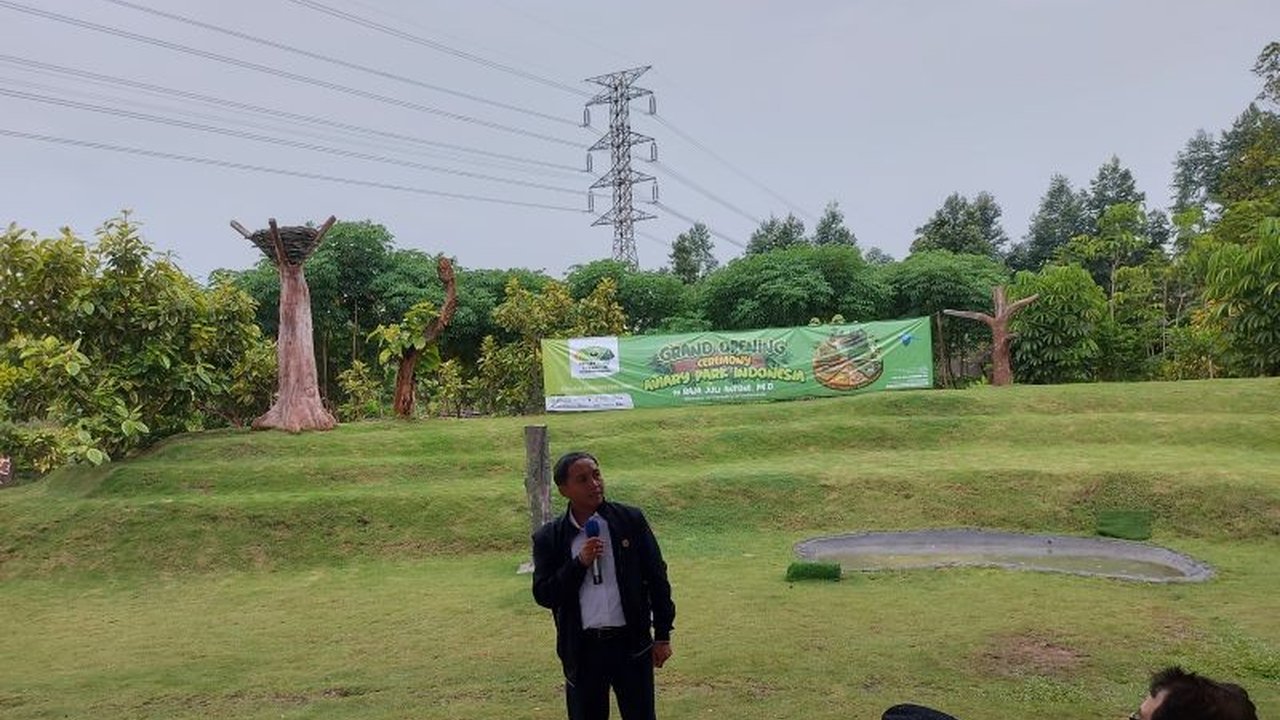 Menteri Kehutanan meresmikan Aviary Park Indonesia di Tangerang Selatan sebagai pusat konservasi satwa dan destinasi wisata edukatif ramah lingkungan, mengubah lahan pembuangan sampah ilegal menjadi paru-paru kota.