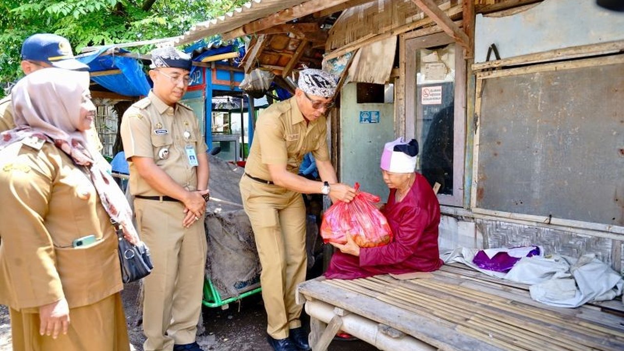 Pemkab Banyuwangi salurkan 2.657 paket sembako untuk warga miskin dan korban bencana sebagai pengganti ucapan selamat pelantikan Bupati dan Wakil Bupati.