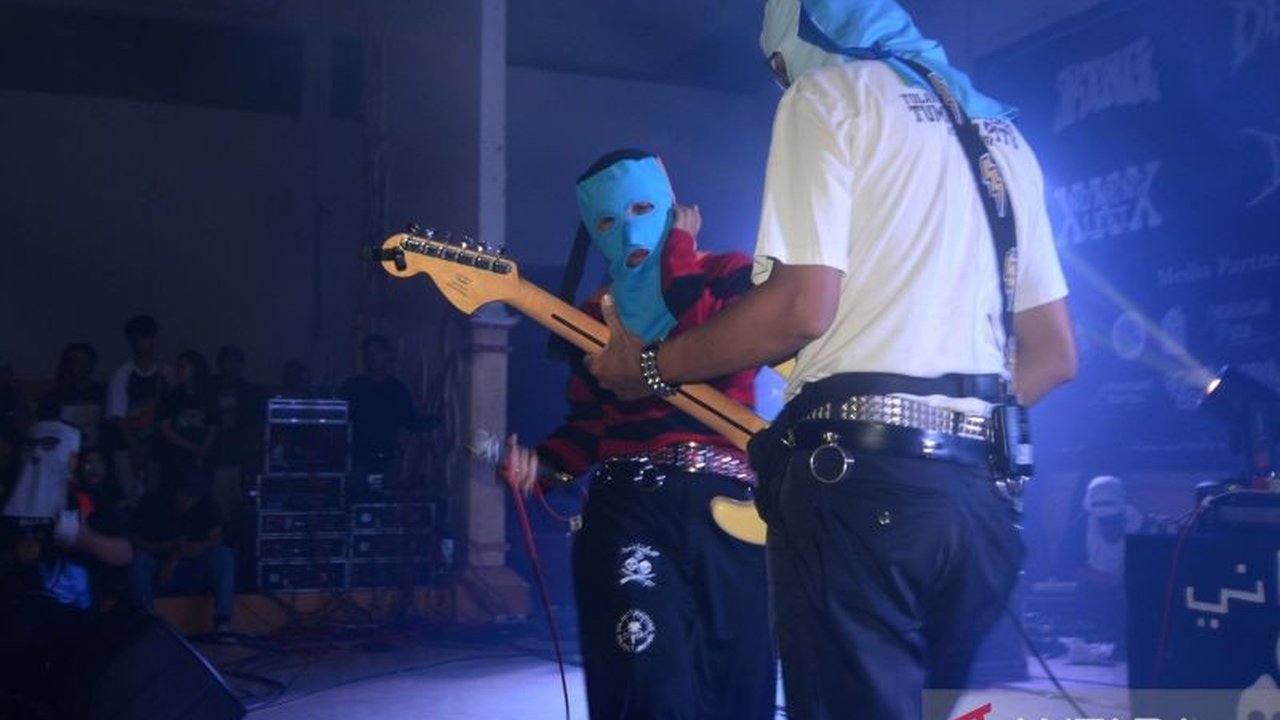 Band punk Sukatani mendadak viral setelah lagu 'Bayar Bayar Bayar' mendapat sorotan polisi, memicu Efek Streisand dan membuka diskusi tentang teori komunikasi, manajemen krisis, serta dinamika media sosial.