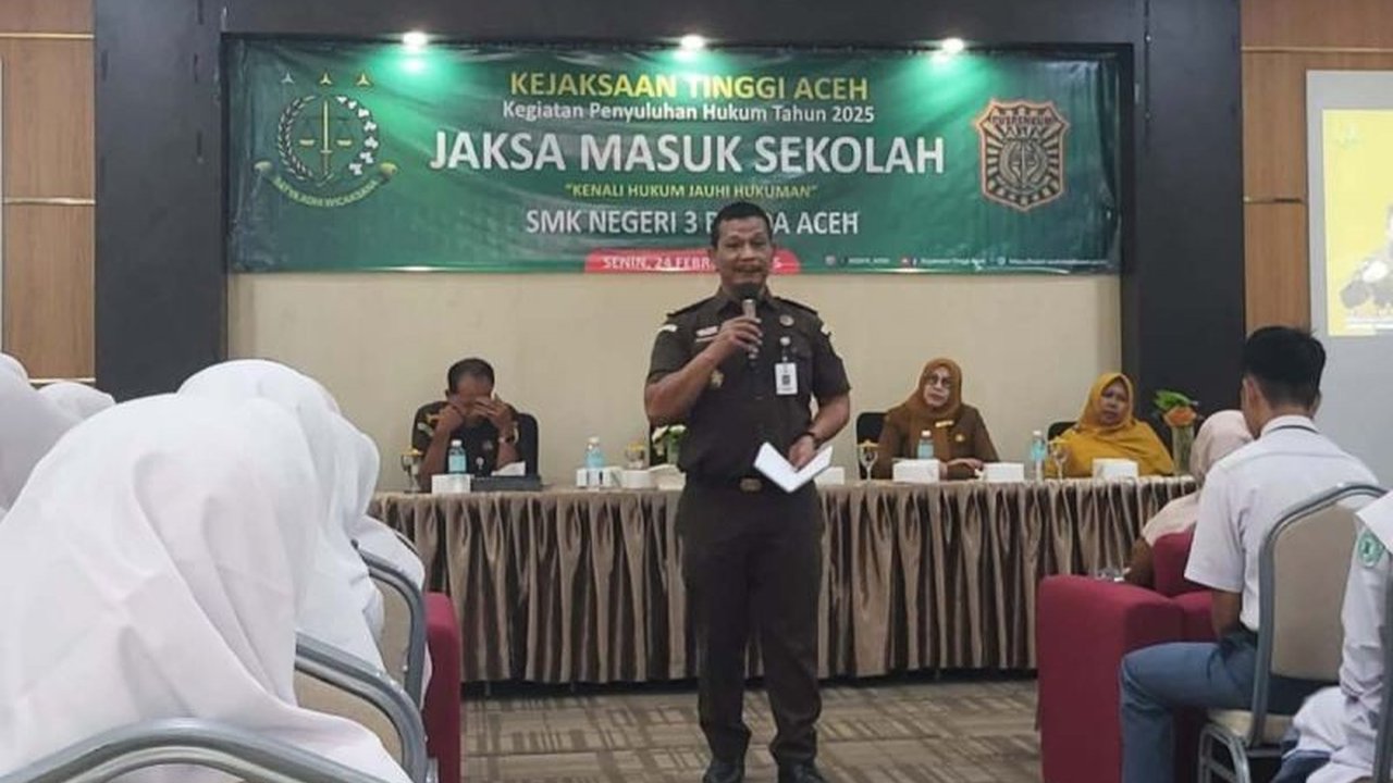 Kejaksaan Tinggi Aceh sosialisasikan program Jaksa Masuk Sekolah (JMS) di SMK Negeri 3 Banda Aceh untuk meningkatkan kesadaran hukum dan mencegah pelanggaran hukum di kalangan pelajar.