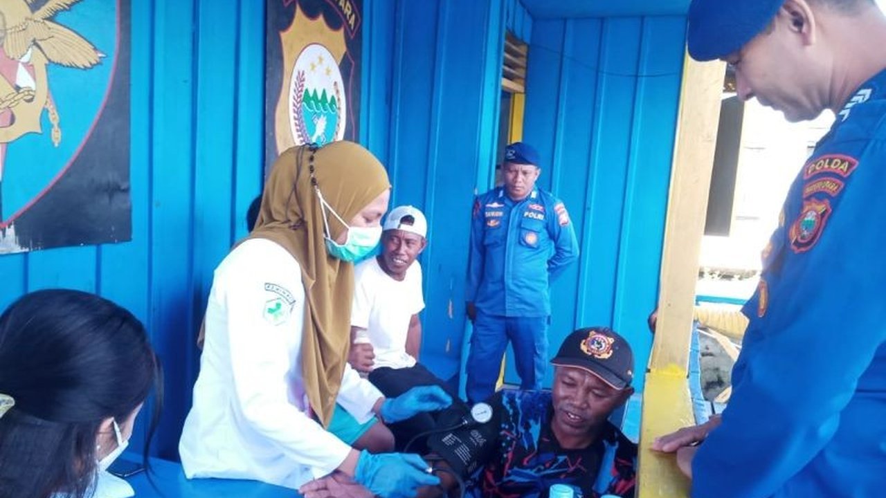 Kepolisian Perairan dan Udara (Polairud) Maluku Utara menggelar klinik terapung untuk memberikan layanan kesehatan gratis kepada masyarakat pesisir Bacan yang terdampak cuaca ekstrem.
