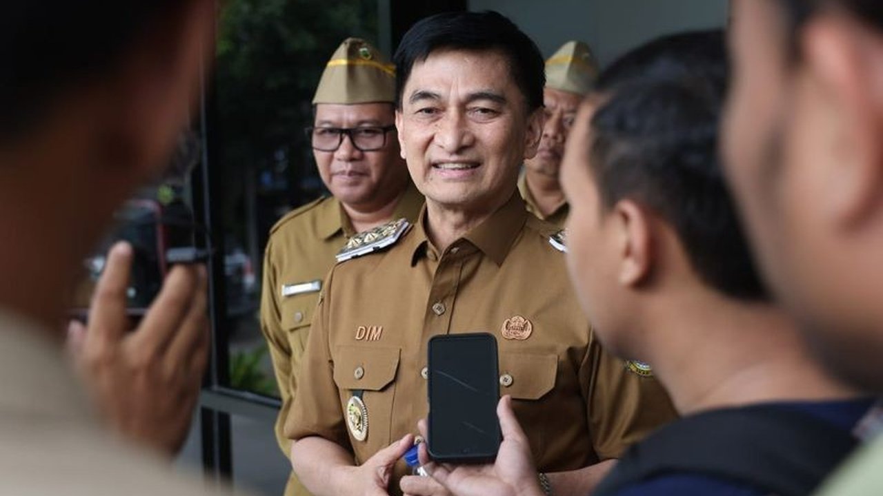 Wakil Gubernur Banten, A Dimyati Natakusumah, sidak Disdikbud dan melarang study tour keluar Banten untuk efisiensi anggaran dan antisipasi cuaca ekstrem, serta memastikan rekrutmen ASN bebas suap.