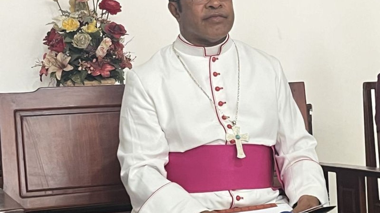 Mgr. Seno Ngutra mengajak umat beragama di Maluku untuk menciptakan suasana damai dan saling menghormati selama bulan Ramadhan dan masa Puasa Katolik.