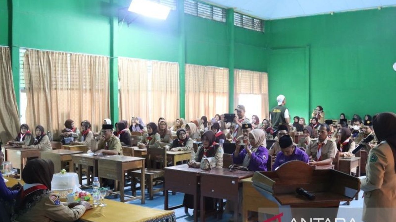 Revitalisasi pendidikan guru melalui program PPG dan transformasi digital dinilai sebagai kunci peningkatan mutu pengajaran serta kesejahteraan guru di Indonesia, mengurangi beban administratif, dan memfokuskan pada pembelajaran.