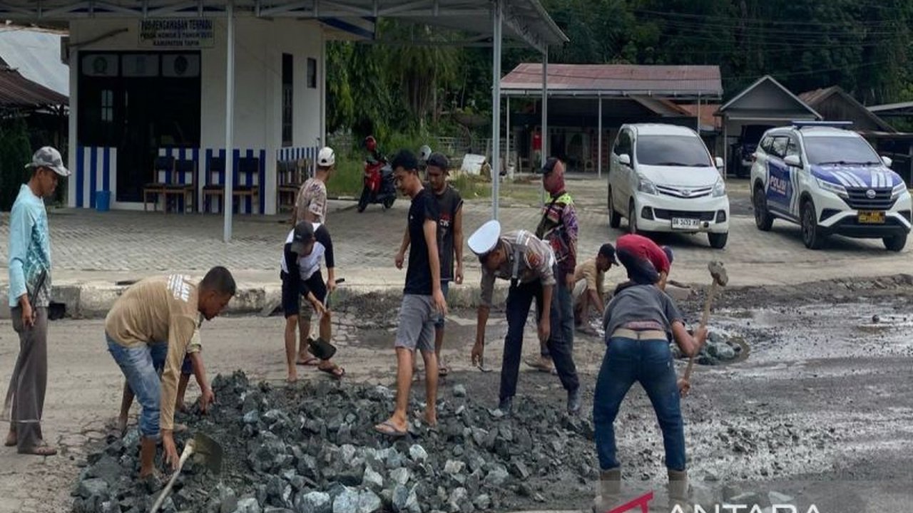 Polres Tapin bersama masyarakat bergotong royong memperbaiki jalan rusak di Bundaran Bungur, Tapin, guna mencegah kecelakaan dan memastikan keselamatan pengguna jalan, terutama di musim hujan.