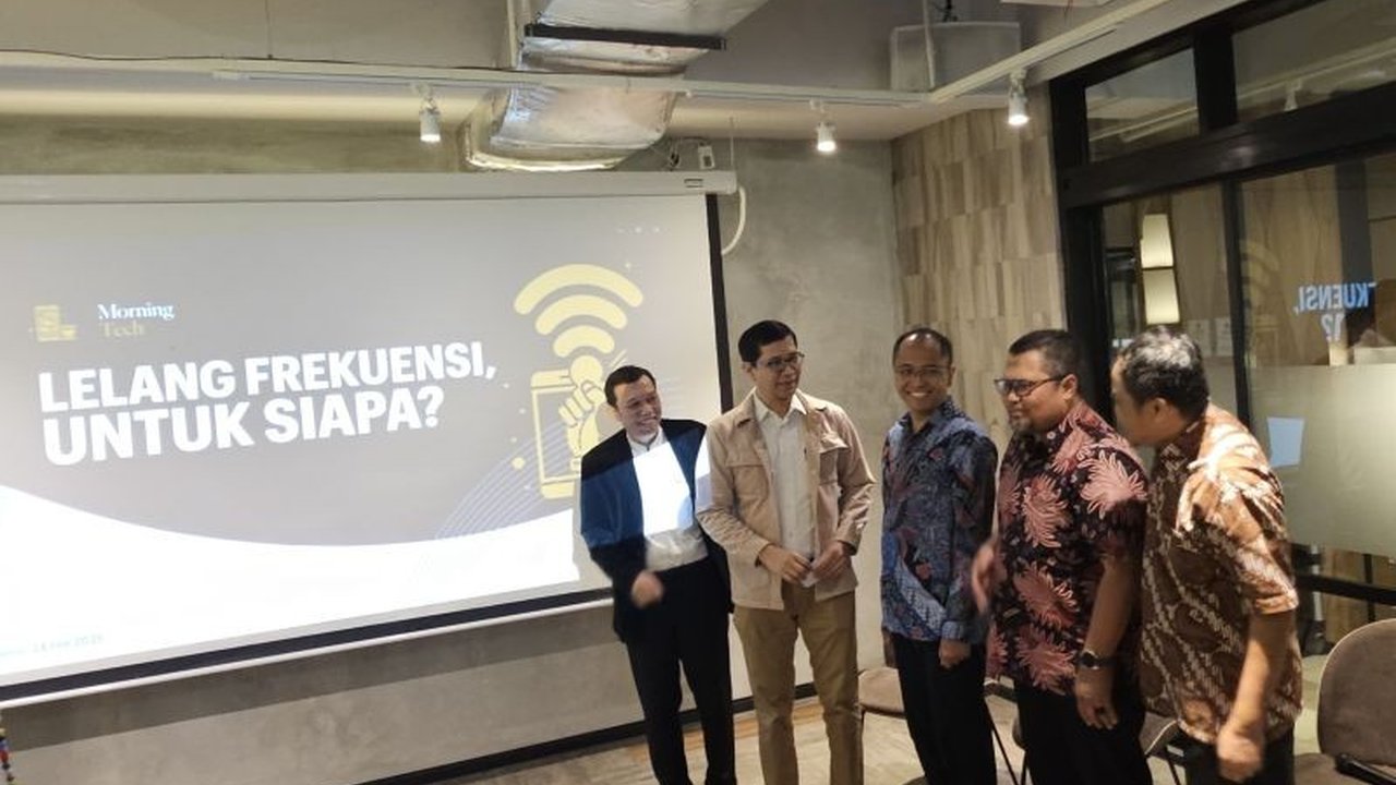 Pemerintah Indonesia siapkan lelang frekuensi 1,4 GHz pada 2025 untuk konektivitas adil dan terjangkau, namun perlu regulasi cermat agar tidak merugikan industri lain.