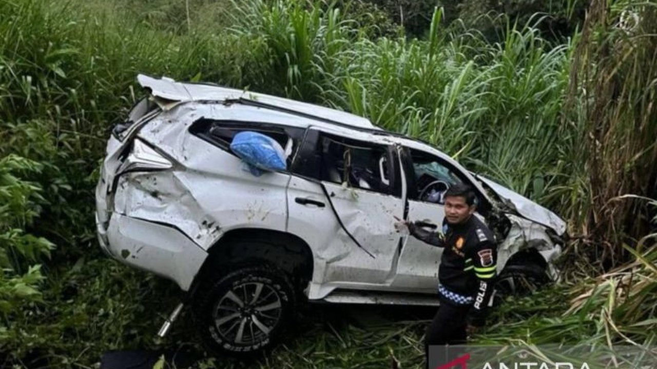 Kecelakaan tunggal di Solok mengakibatkan mobil Pajero Sport terperosok ke jurang sedalam 35 meter, tiga penumpang mengalami luka-luka dan kerugian ditaksir mencapai Rp150 juta.