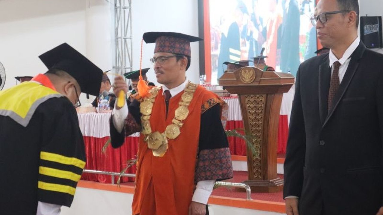 Universitas Jambi (Unja) meluluskan 723 mahasiswa pada wisuda ke-114, Rektor berpesan agar alumni menjaga nama baik almamater dan berkontribusi bagi masyarakat.