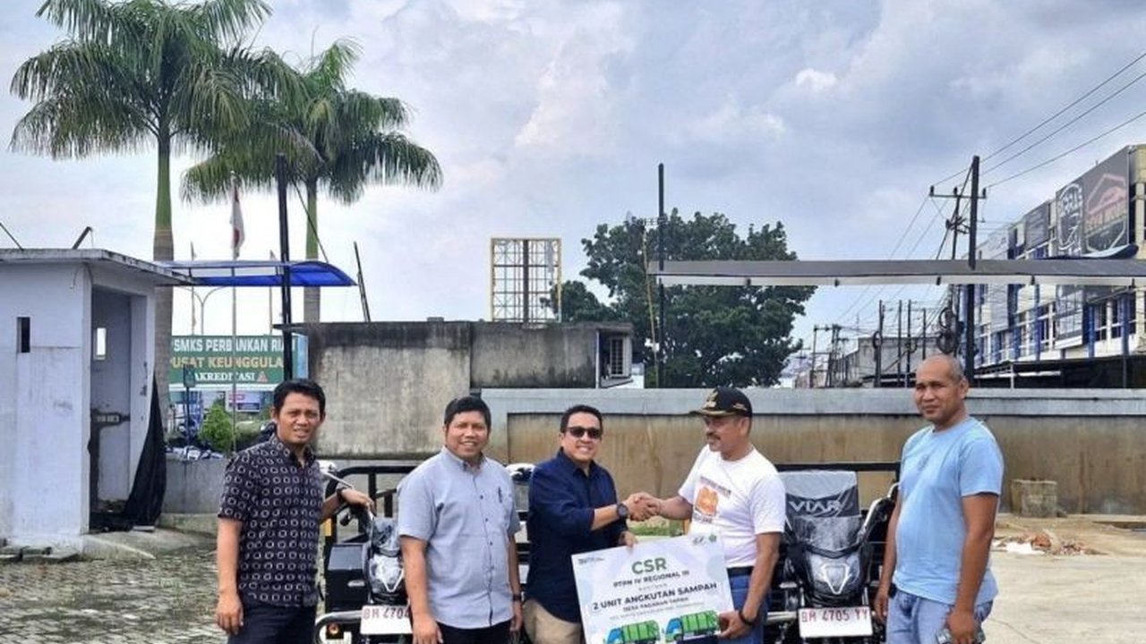 PTPN IV Regional III Riau memberikan bantuan dua unit kendaraan pengangkut sampah kepada Desa Pagaran Tapah, Rokan Hulu, untuk mengatasi masalah sampah yang semakin meningkat seiring pertumbuhan ekonomi desa.
