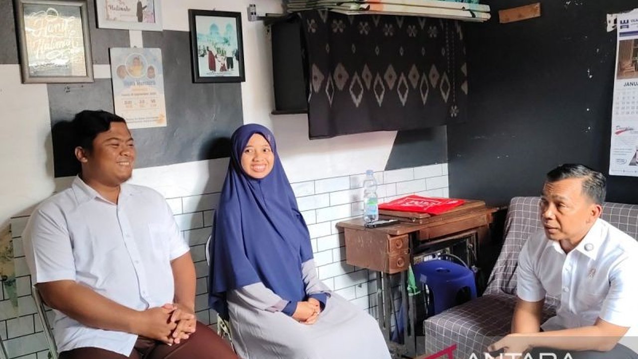 Menteri Wihaji mengunjungi keluarga berisiko stunting di Boyolali dan memberikan bantuan nutrisi melalui program Gerakan Orang Tua Asuh Cegah Stunting (Genting) untuk menurunkan angka stunting di Indonesia.