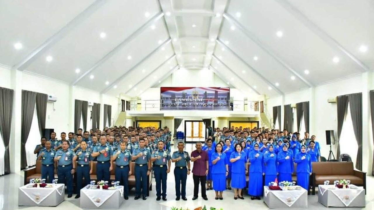 Lantamal VIII tingkatkan semangat prajurit dan PNS melalui ceramah motivasi bertema 'Membangun Karakter Tangguh Dalam Rangka Mendukung Tugas' di Manado, Sulawesi Utara.
