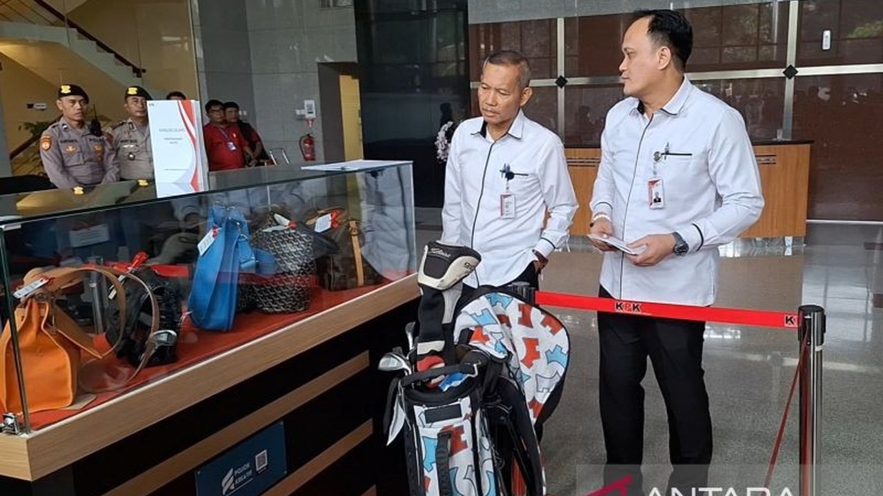 Komisi Pemberantasan Korupsi (KPK) menggelar lelang online 203 barang rampasan korupsi mulai 6 Maret 2025, termasuk barang tak laku di Hari Antikorupsi Sedunia 2024 dengan harga diturunkan 10 persen.