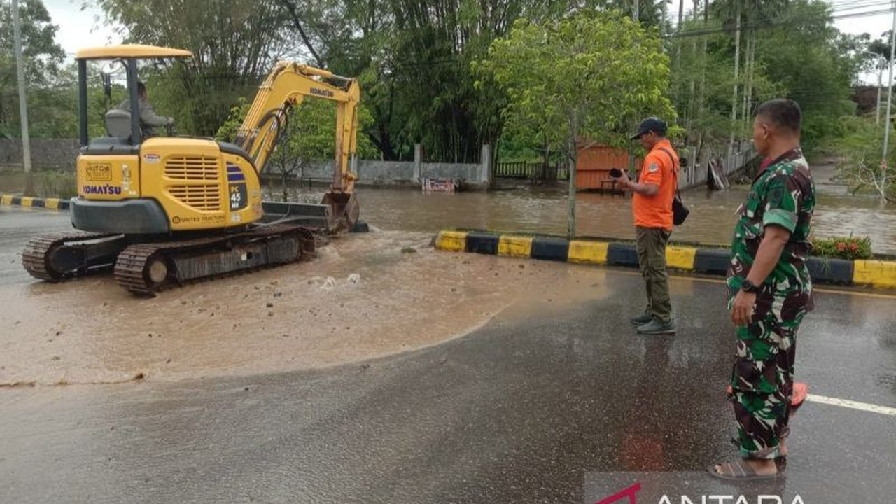 Banjir di Kabupaten Paser, Kalimantan Timur, membuat petugas gabungan terpaksa menjebol trotoar untuk mempercepat aliran air dan mengurangi genangan yang merendam puluhan rumah dan fasilitas umum.