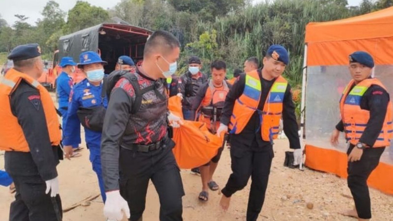 Kecelakaan maut di Pelalawan, Riau, mengakibatkan 15 penumpang truk tewas setelah kendaraan terjun ke Sungai Segati; 17 lainnya berhasil diselamatkan.