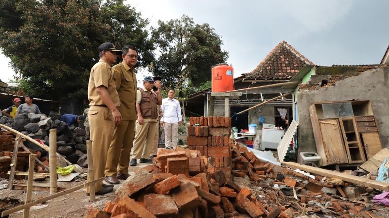 Pemerintah Kabupaten Sleman bersama Baznas Sleman memberikan bantuan uang tunai dan sembako kepada keluarga Dalijo (82) di Mlati yang rumahnya terbakar beberapa waktu lalu.
