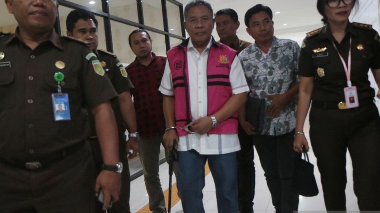 Kejati NTB menahan Zaini Arony, mantan Bupati Lombok Barat dua periode, di Rutan Praya atas dugaan korupsi dalam kerja sama operasional pemanfaatan aset Pemkab Lombok Barat senilai Rp39 miliar.