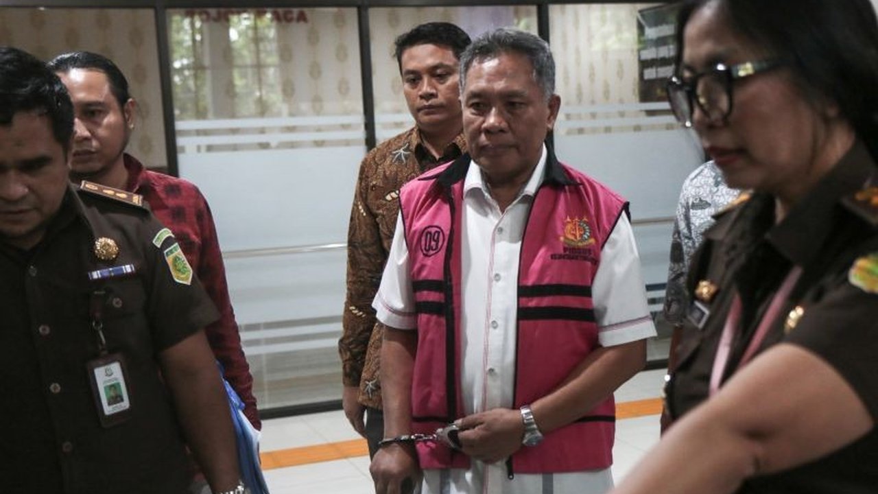 Kejaksaan Tinggi NTB menetapkan mantan Bupati Lombok Barat, Zaini Arony, sebagai tersangka kasus dugaan korupsi kerjasama operasional pembangunan Lombok City Center (LCC) tahun 2013.