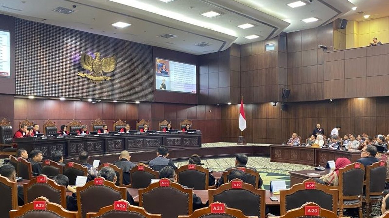 Mahkamah Konstitusi (MK) membatalkan penetapan Anggit Kurniawan sebagai Cawabup Pasaman karena ketidakjujurannya terkait masa lalu, menjadi contoh penting tegaknya keadilan pemilu substantif.