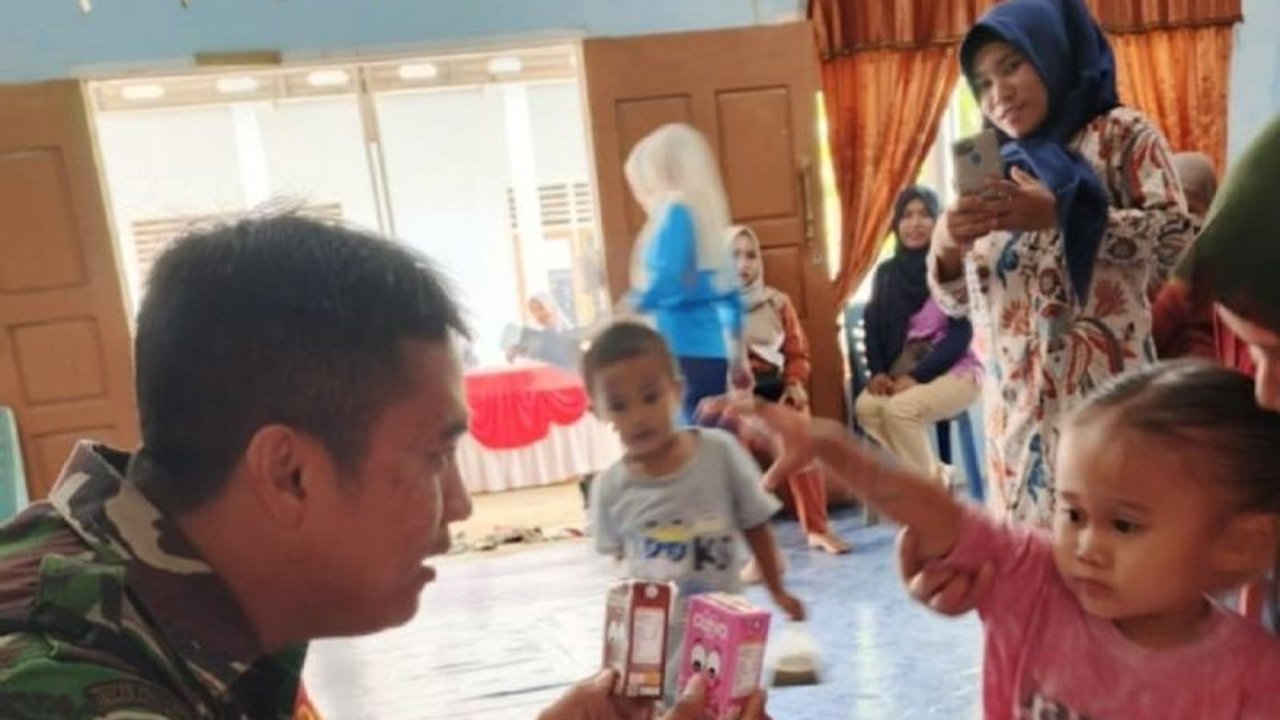 Kopda Ihsan Satria, Babinsa di Merangin, Jambi, secara rutin memberikan susu dan vitamin gratis kepada anak-anak di desa binaannya sebagai bentuk kepedulian TNI terhadap kesehatan dan gizi anak.