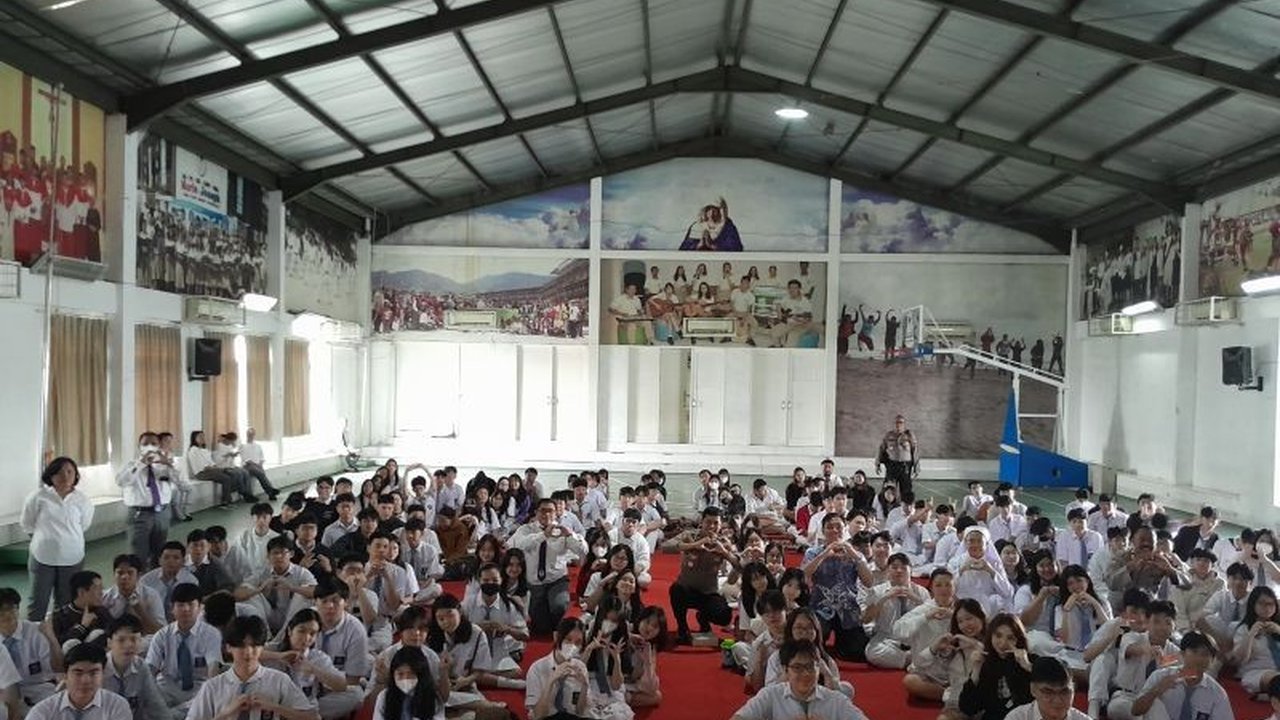 Polsek Kelapa Gading mencegah pelajar menjadi korban kejahatan siber melalui program edukasi Police Goes to School, menanggapi tingginya angka kejahatan siber di kalangan remaja.