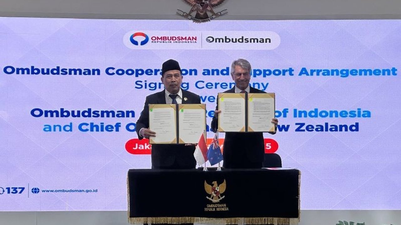 Ombudsman Republik Indonesia (ORI) menjalin kerja sama dengan Ombudsman Selandia Baru untuk memperkuat kelembagaan dan berbagi pengalaman dalam menyelesaikan keluhan publik, ditandai dengan penandatanganan *Ombudsman Cooperation and Support Arrangement* d