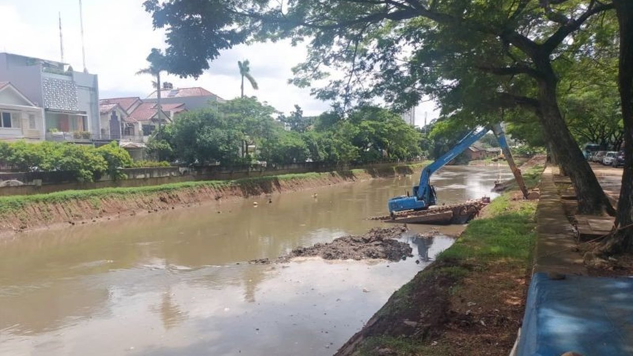 Pemprov DKI Jakarta kerahkan 25 alat berat dan 42 truk untuk pengerukan sedimen di 10 titik kali dan saluran di Jakarta Barat guna mengantisipasi banjir.