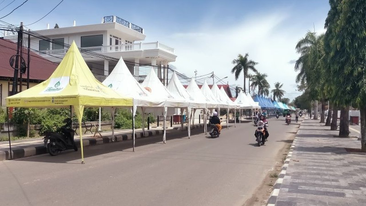 Panitia Ramadhan Fair dan Imlek Singkawang berkolaborasi menghiasi kota dengan ornamen Islami untuk menyambut Ramadhan 2025, menunjukan toleransi antar umat beragama di Kota Singkawang.