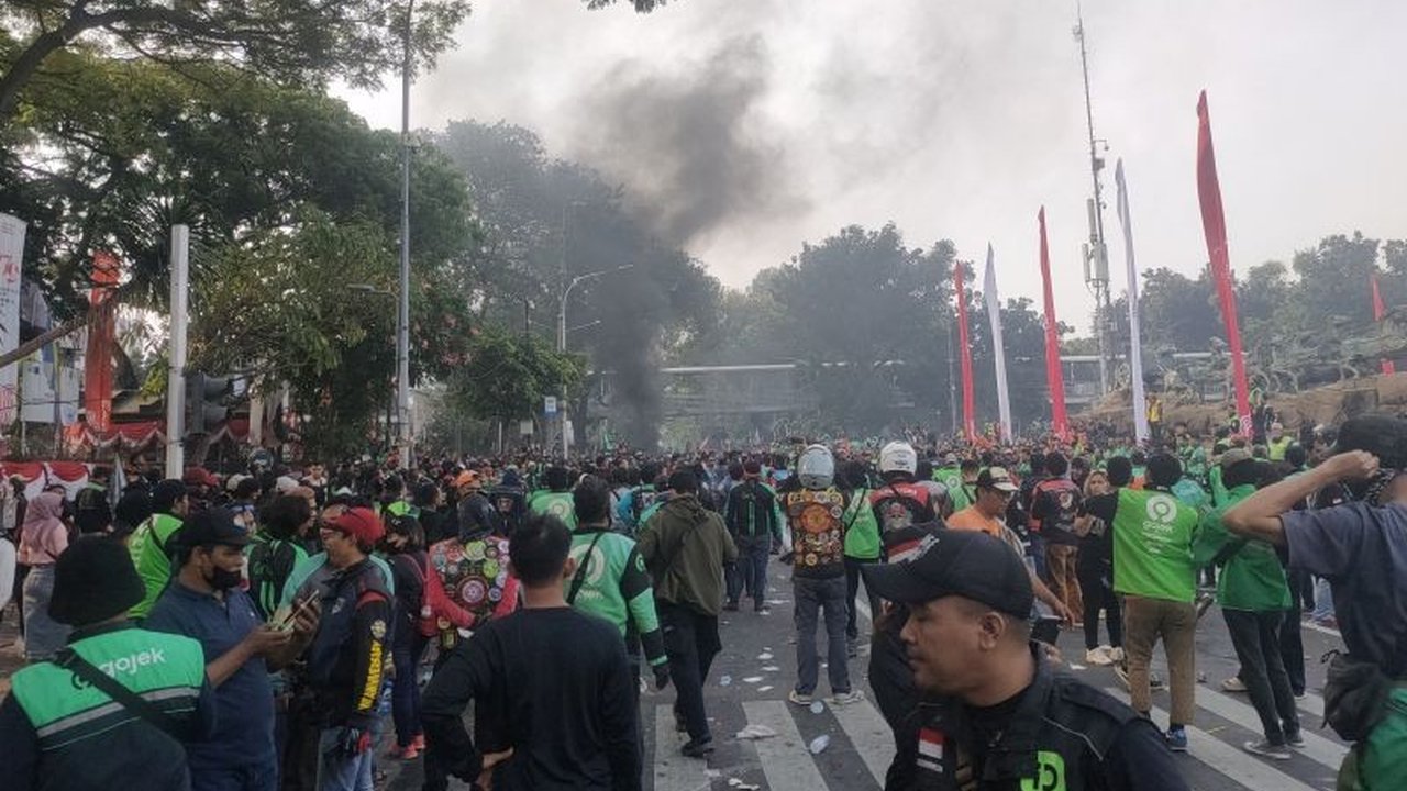 Pengamat transportasi Djoko Setijowarno mendorong Pemprov DKI Jakarta untuk membuat aplikasi ojek sendiri guna meningkatkan kesejahteraan pengemudi dan mengatasi potongan biaya aplikasi yang tinggi.