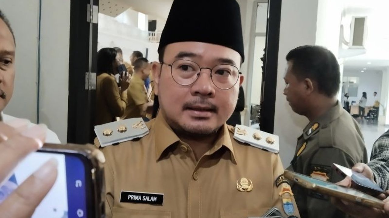 Pemkot Palembang meluncurkan program prioritas 100 hari kerja berupa seragam sekolah gratis dan kain kafan gratis bagi warga yang meninggal, sebagai wujud komitmen terhadap kesejahteraan rakyat.