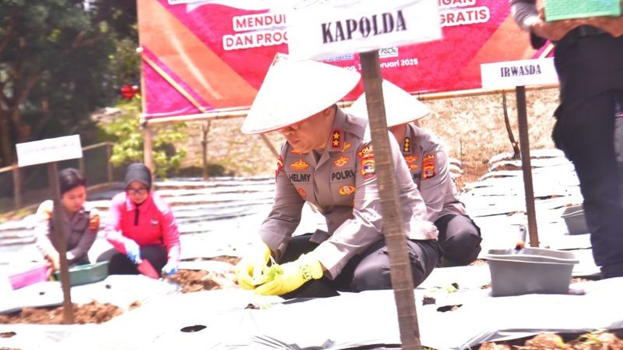 Polda Lampung resmikan Program Pekarangan Pangan Lestari (P2L) di SPN Bandarlampung untuk mendukung ketahanan pangan dan kesejahteraan masyarakat, melibatkan budidaya tanaman dan perikanan.
