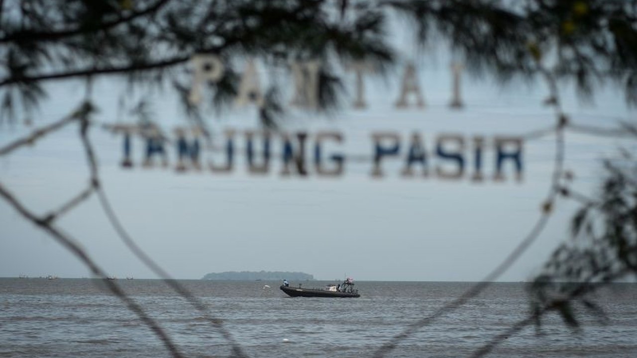 TNI Angkatan Laut (AL) memainkan peran kunci dalam mewujudkan swasembada pangan Indonesia melalui pengamanan laut, penegakan hukum maritim, dan kerjasama internasional.