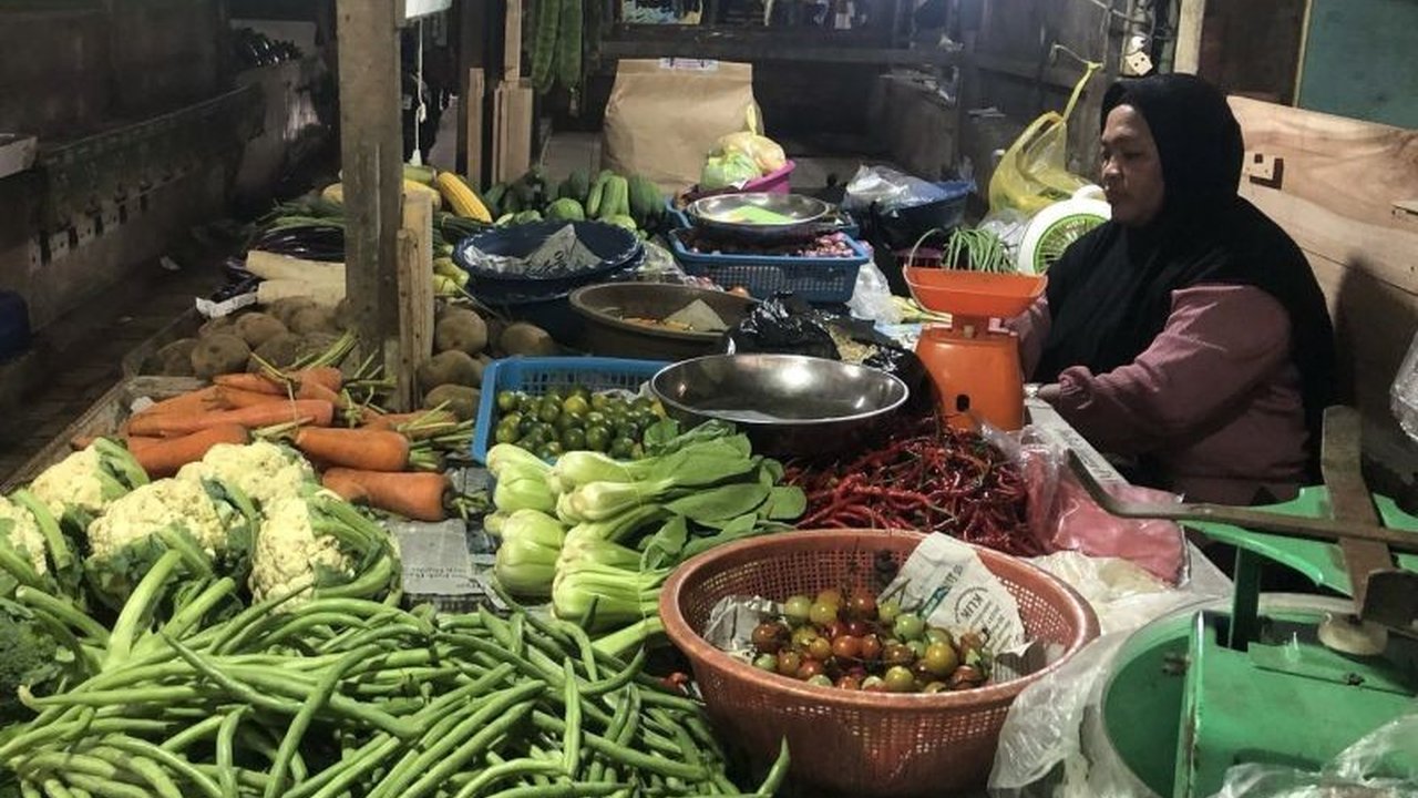 Jelang Ramadhan, harga cabai merah, bawang merah, ayam, dan beberapa bahan pokok lainnya di Palembang mengalami kenaikan signifikan, didorong permintaan tinggi dan tradisi ruwahan.