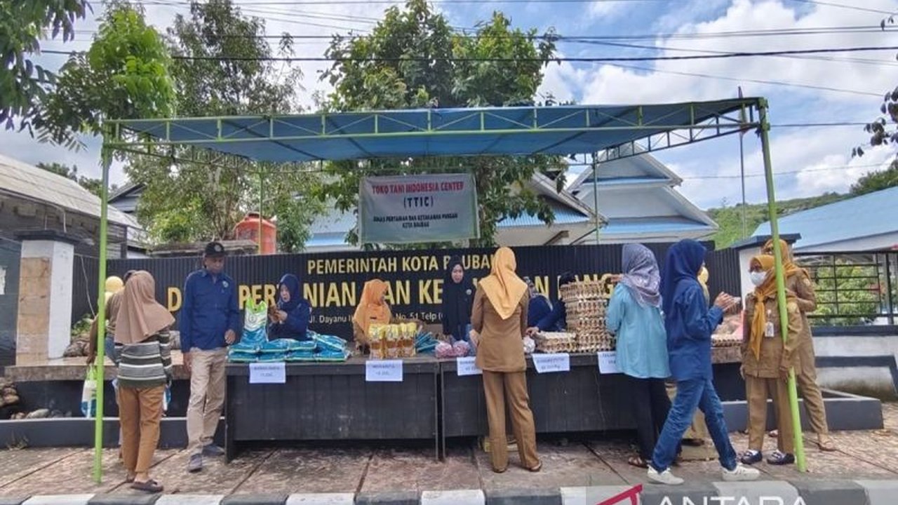Pemerintah Kota Baubau menggelar pasar murah untuk menjaga ketersediaan dan mengantisipasi kenaikan harga sembako jelang Ramadhan, bekerja sama dengan Bulog dan distributor.