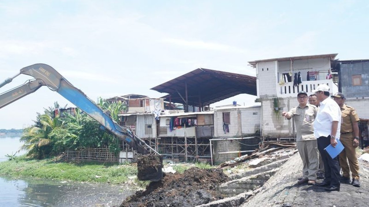 Suku Dinas SDA Jakarta Utara kerahkan dump truck dan tongkang untuk keruk sedimen Waduk Pluit, targetkan angkat 1 juta kubik sedimen untuk minimalisir banjir Jakarta Utara.
