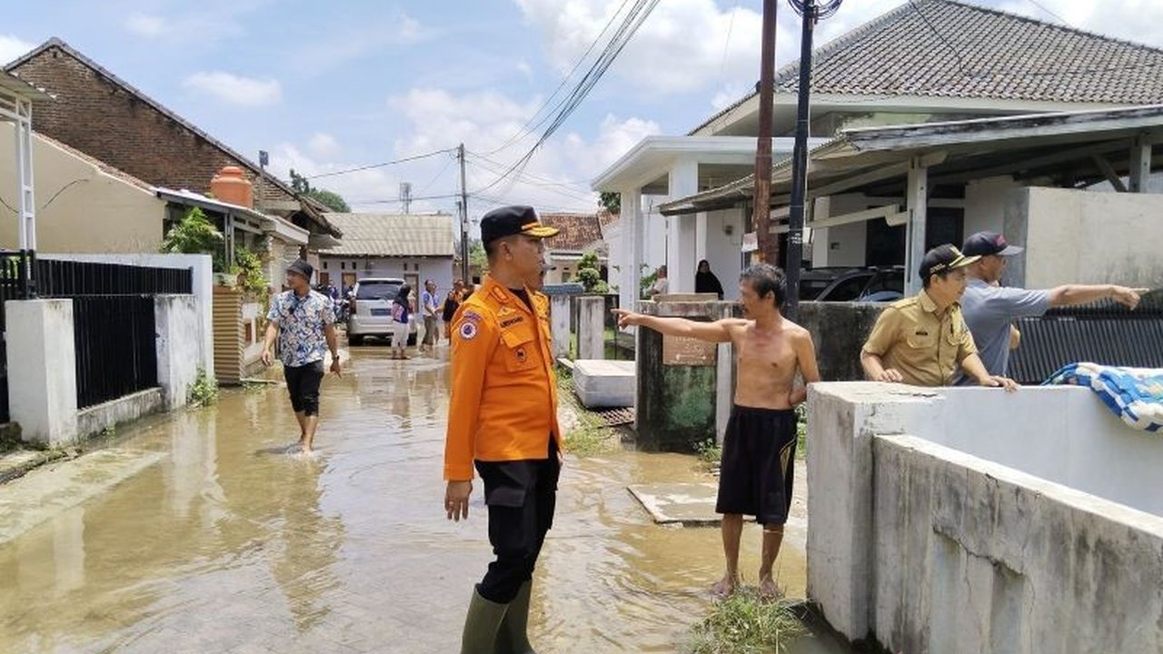 BPBD Lampung Selatan membantu warga Desa Wai Hui, Kecamatan Jati Agung membersihkan rumah dari sisa lumpur pascabanjir bandang yang melanda 224 rumah di desanya.