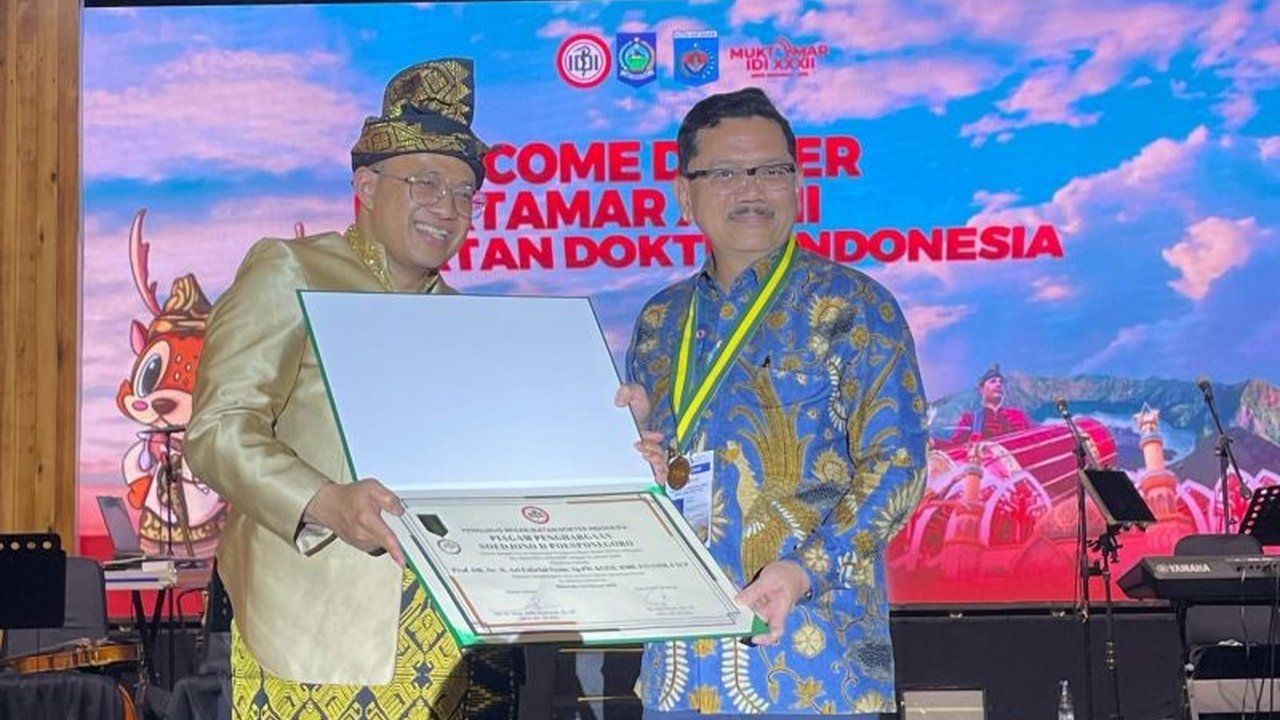 Prof. Ari Fahrial Syam, Dekan FKUI, menerima penghargaan Soedjono D. Poesponegoro dari PB IDI atas kontribusi luar biasanya dalam penulisan ilmiah kedokteran, menginspirasi peneliti muda Indonesia.