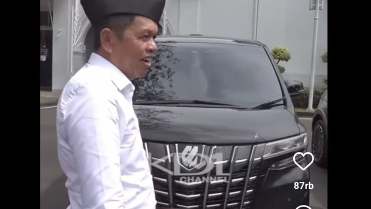 Gubernur Jawa Barat, Dedi Mulyadi, mendistribusikan 16 mobil dan 5 motor dinasnya untuk meningkatkan pelayanan publik di berbagai OPD, salah satunya dialihfungsikan menjadi ambulans.