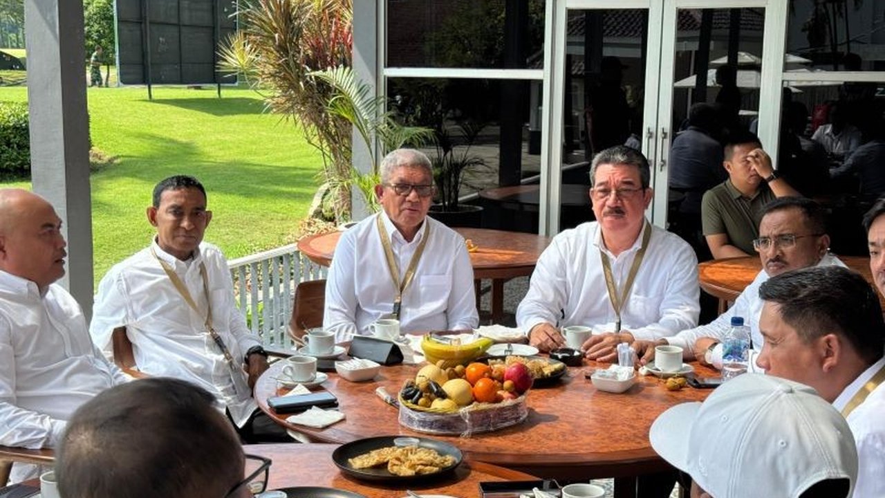 Gubernur Maluku, Hendrik Lewerissa, fokus pada program penurunan kemiskinan dan peningkatan kualitas pendidikan, kesehatan, serta infrastruktur untuk kesejahteraan masyarakat Maluku dalam lima tahun ke depan.