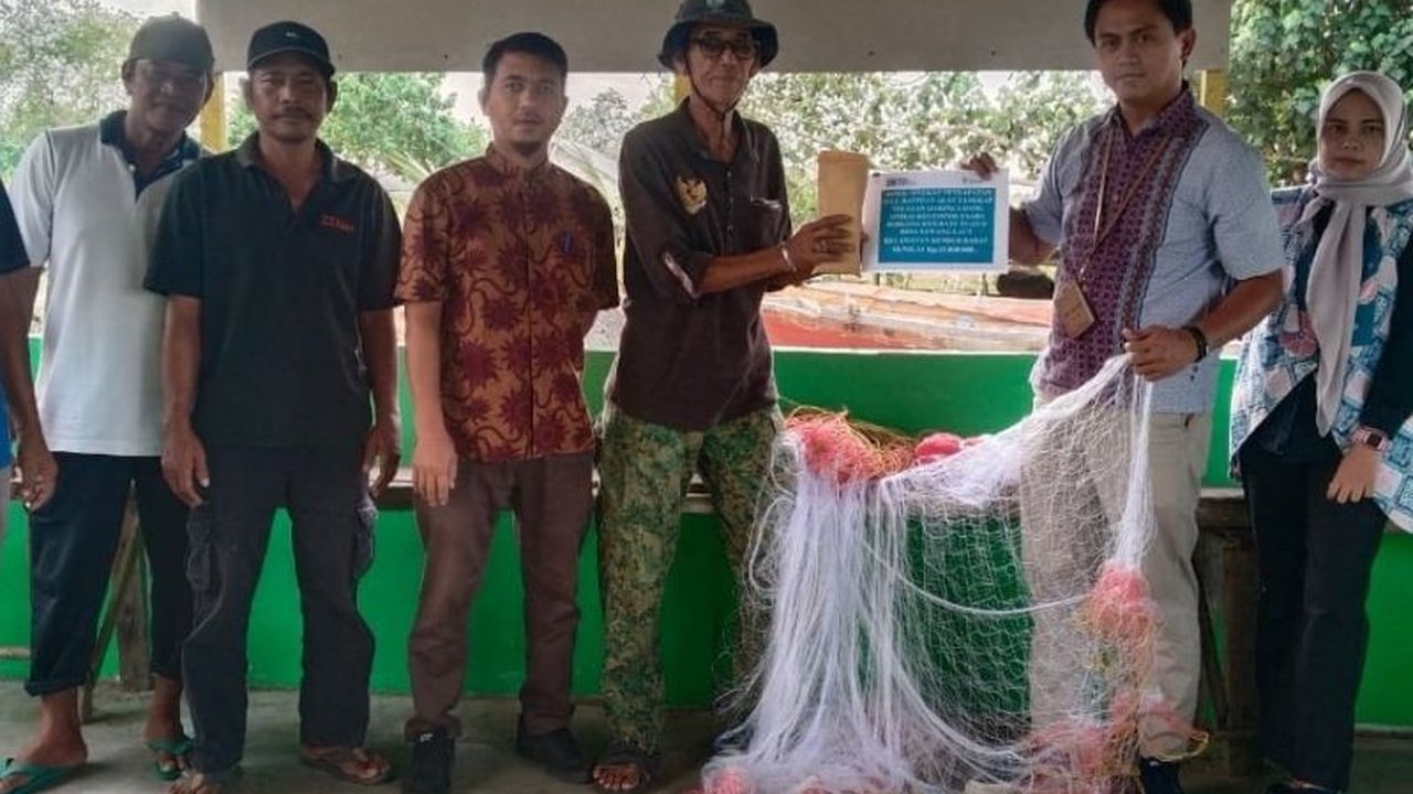 PT Timah Tbk menyerahkan bantuan alat tangkap udang kepada nelayan di Desa Sawang Laut, Kepulauan Riau, untuk meningkatkan hasil tangkapan dan kesejahteraan mereka.